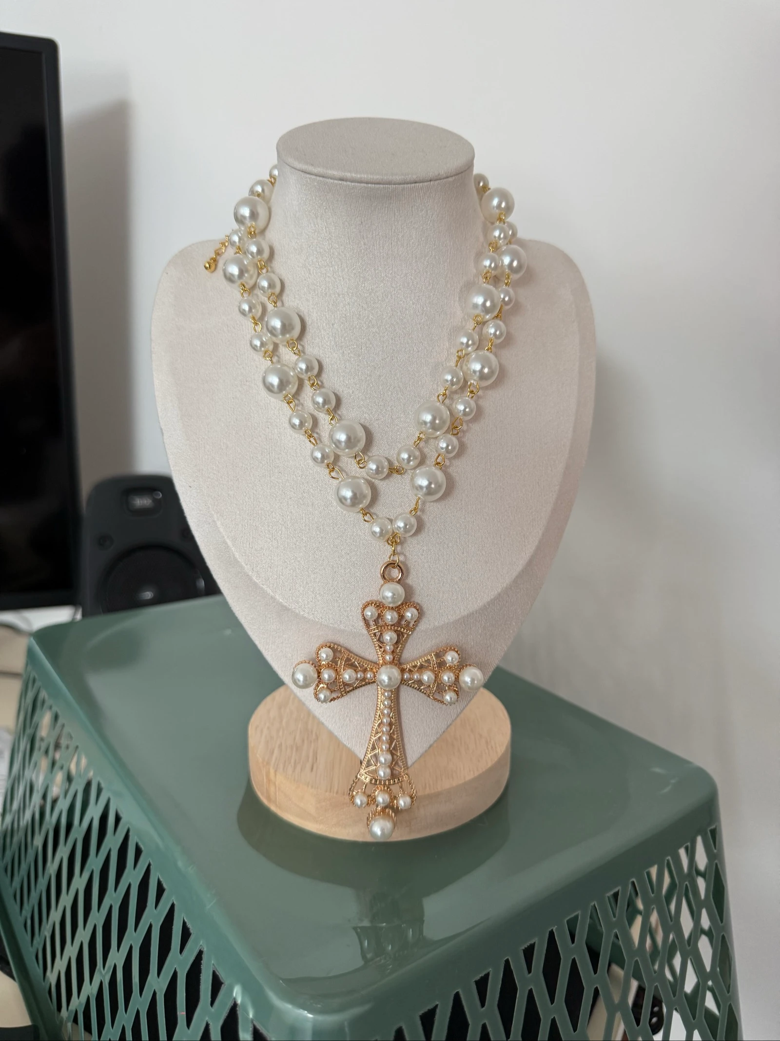 Collier de perle blanche et croix 